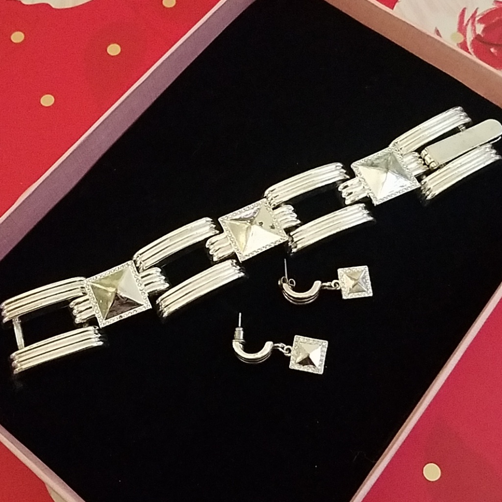 White House Black Market Jewelry Set